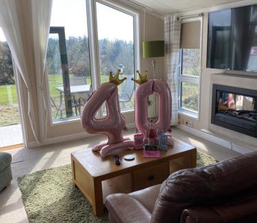 Swarland Apartamento | Hot Tub Lodge with Panoramic Views & Free Golf