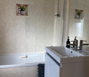 Swarland Apartamento | Hot Tub Lodge with Panoramic Views & Free Golf