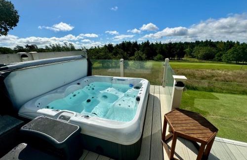 Swarland Apartamento | Hot Tub Lodge with Panoramic Views & Free Golf