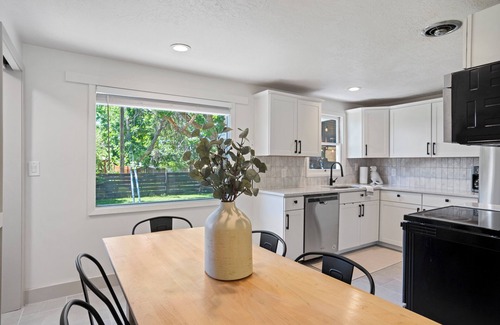 Logan Casa | Hot Tub ~ Media Room ~ Game Room ~ USU .4 miles
