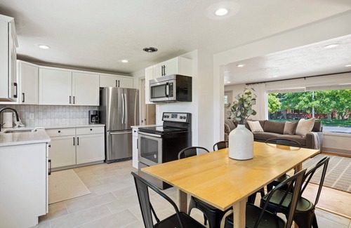 Logan Casa | Hot Tub ~ Media Room ~ Game Room ~ USU .4 miles
