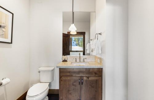 Truckee Casa | Hot Tub Mountain Views 10 mins to Northstar