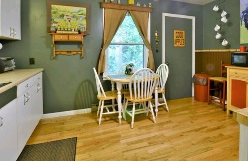 Bryson City Cabaña | Hot Tub, Nature Lover's Digital Disconnect! 10mins to NOC & Tsali (dog friendly)