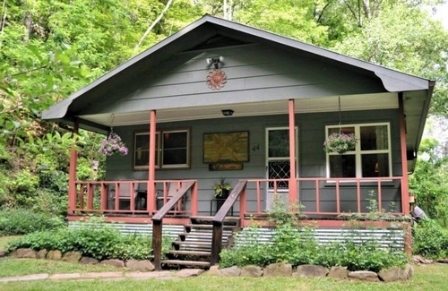 Bryson City Cabaña | Hot Tub, Nature Lover's Digital Disconnect! 10mins to NOC & Tsali (dog friendly)