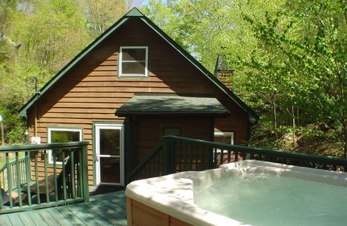 Todd Cabina | ¡RIAR EN EL CREEK! Cabina con HotTub, WiFi, cerca de Boone en el arroyo de truchas surtidas