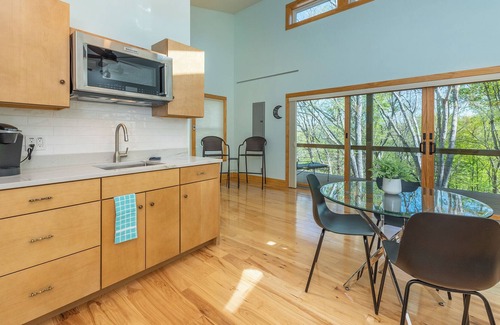 Spruce Pine Casa | Hot Tub, Perfect Couples Getaway, Wifi, Scenic Mtn Vistas, Hiking