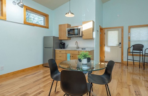 Spruce Pine Casa | Hot Tub, Perfect Couples Getaway, Wifi, Scenic Mtn Vistas, Hiking