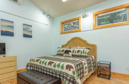 Spruce Pine Casa | Hot Tub, Perfect Couples Getaway, Wifi, Scenic Mtn Vistas, Hiking