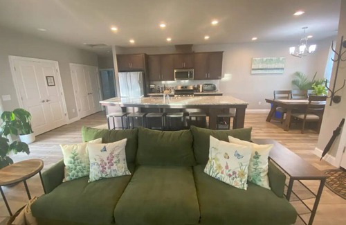 Murphys Casa | Hot tub, ping pong, and walking distance to over 25 wine tasting rooms!