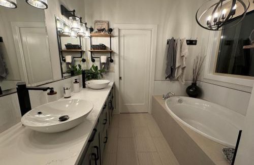 Foothills Apartamento | Hot Tub, Pool, City Views, close to Silver Star