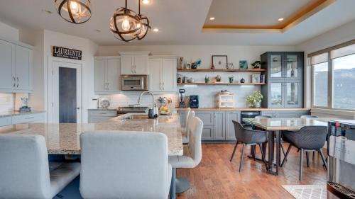 Foothills Apartamento | Hot Tub, Pool, City Views, close to Silver Star