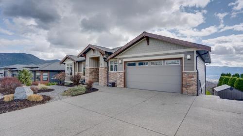 Foothills Apartamento | Hot Tub, Pool, City Views, close to Silver Star