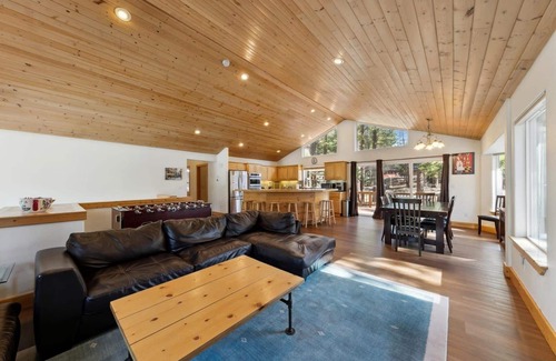 Montgomery Estates Cabina | Air Conditioning, Hot Tub, Games+Pool Table, 10 Beds, Walk to Hiking, 3.5 Miles to Heavenly