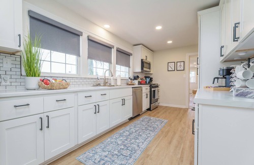 Owensboro Casa | Hot tub/pool/firepit/ 3 bedroom Home center of town 2 Livingroom's sleeps 12