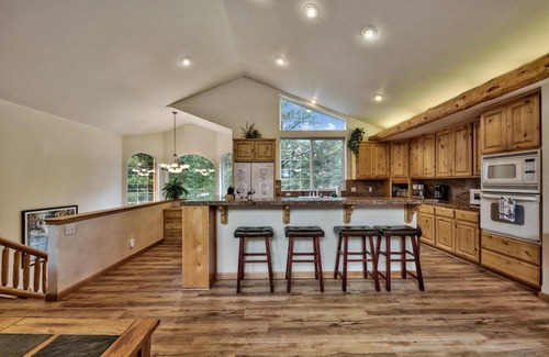 North Upper Truckee Cabina | Hot Tub, Pool Table, Bunk Beds, Large Yard, 8 Guests + Extra Kids 5 Yrs Old and Younger