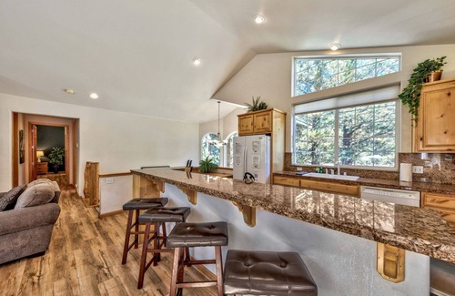 North Upper Truckee Cabina | Hot Tub, Pool Table, Bunk Beds, Large Yard, 8 Guests + Extra Kids 5 Yrs Old and Younger