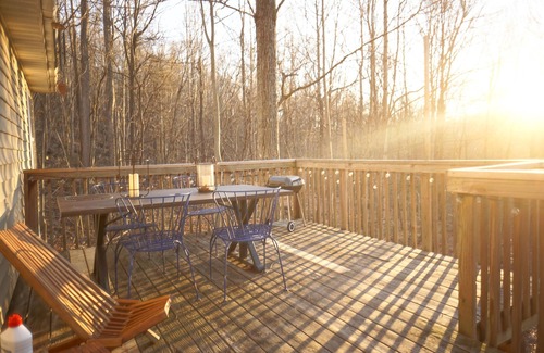 Great Cacapon Cabaña | Hot tub/Pool Table/Wi-Fi/Gym/Views/Pets/Tanning