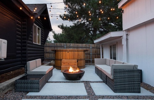 Berkley Casa | Mid-century retreat w/ wood hot tub and game room