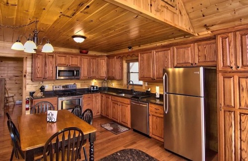 Hickory Hills Chalet De Esquí | Hot Tub, Pool Table, Fire Pit, 5 MIN TO SKI SLOPES, Secluded /Pet Friendly!