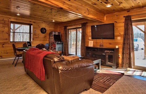 Hickory Hills Chalet De Esquí | Hot Tub, Pool Table, Fire Pit, 5 MIN TO SKI SLOPES, Secluded /Pet Friendly!