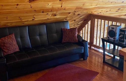 Hickory Hills Chalet De Esquí | Hot Tub, Pool Table, Fire Pit, 5 MIN TO SKI SLOPES, Secluded /Pet Friendly!
