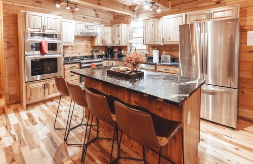 Carbon Hill Cabina | Hot Tub, Pool Table, & so much more! Sleeps 16