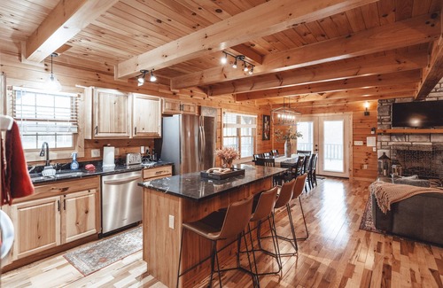 Carbon Hill Cabina | Hot Tub, Pool Table, & so much more! Sleeps 16