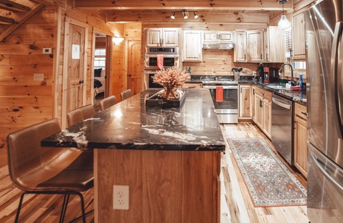 Carbon Hill Cabina | Hot Tub, Pool Table, & so much more! Sleeps 16