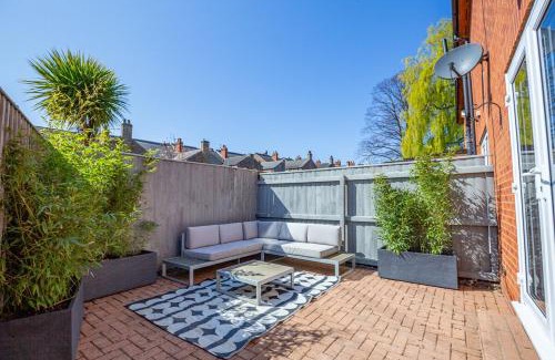 Cleethorpes Casa | Hot Tub, Private Parking, King Bed, Beach luxury