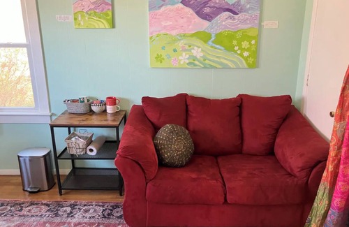 Johnson City Apartamento | Estudio con jacuzzi, un dormitorio y un baño, entrada privada