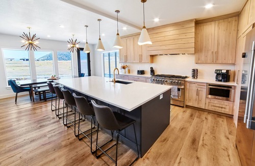 Lava Hot Springs Casa | Hot tub, Putting green, Pickleball Court, Theater and game room!