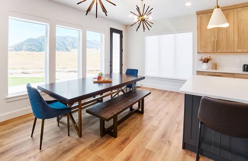 Lava Hot Springs Casa | Hot tub, Putting green, Pickleball Court, Theater and game room!