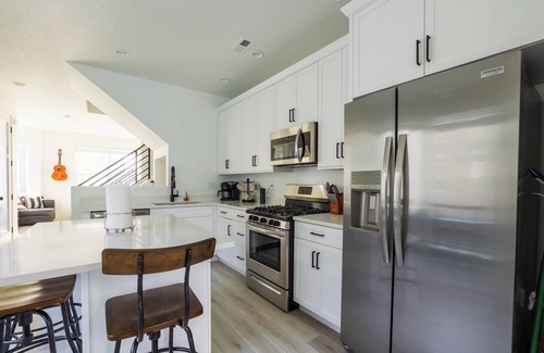 Daybreak Casa | Hot Tub! Rental Sleeps 8! 30 Day Minimum!