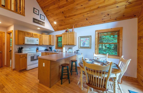 Burnsville Cabina | Hot Tub+Fire Pit, Grill, Fireplace! Amazing River Views, 5 Min to Burnsville!