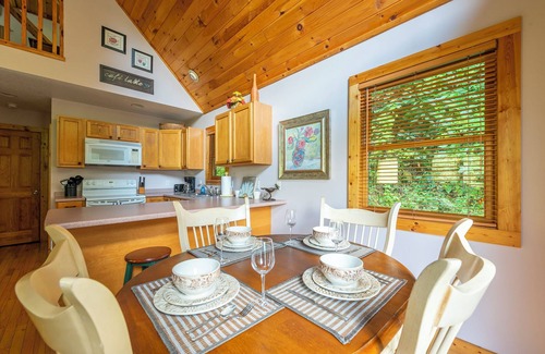 Burnsville Cabina | Hot Tub+Fire Pit, Grill, Fireplace! Amazing River Views, 5 Min to Burnsville!