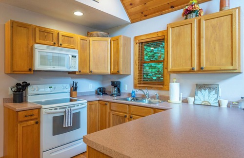 Burnsville Cabina | Hot Tub+Fire Pit, Grill, Fireplace! Amazing River Views, 5 Min to Burnsville!