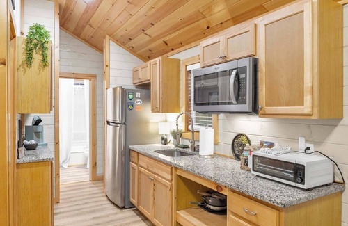 Greenville Cabina | Hot Tub! Riverfront Cabin 6 min to GVL - Sleeps 4