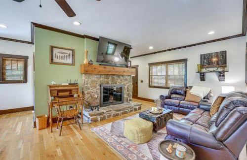 Fayetteville Casa | Hot Tub Soaks and Outdoor Fun Fayetteville Cabin