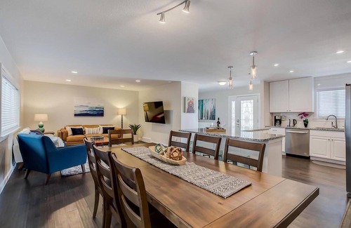 Northeast Colorado Springs Casa | ¡Nuevo! Springs Dream House w / 5 reyes - Sleeps14!