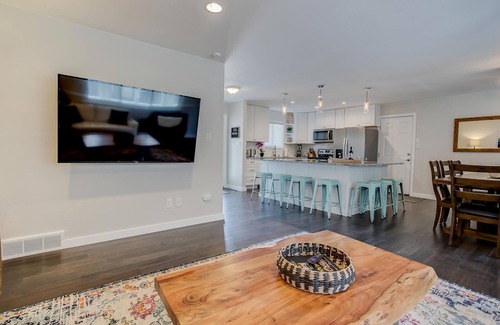 Northeast Colorado Springs Casa | ¡Nuevo! Springs Dream House w / 5 reyes - Sleeps14!
