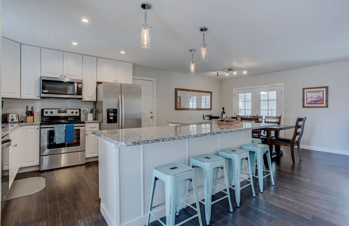 Northeast Colorado Springs Casa | ¡Nuevo! Springs Dream House w / 5 reyes - Sleeps14!