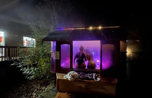 Northeast Anchorage Casa | Hot Tub Stunning Mountain Views 2 kitchens 4 bedroom 2 bathroom