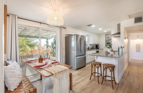 Twentynine Palms Casa | ★Hot tub under the stars★ 3 King Beds, Cowboy Pool, Desert Views, Fire Pit, EV