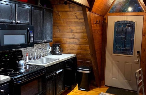 Wolf Laurel Cabina | HOT TUB, Unique A-Frame Cabin, Walk to ski resort