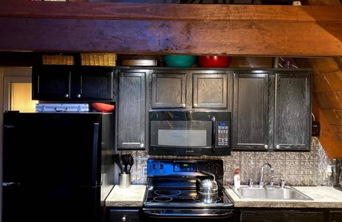 Wolf Laurel Cabina | HOT TUB, Unique A-Frame Cabin, Walk to ski resort