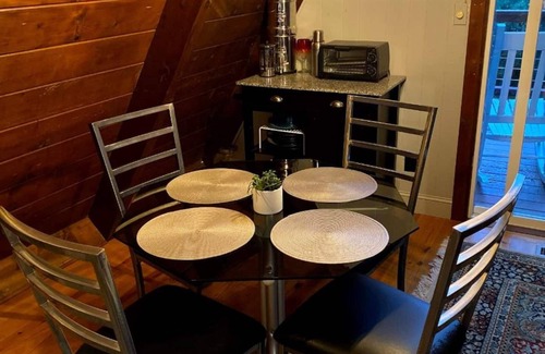 Wolf Laurel Cabina | HOT TUB, Unique A-Frame Cabin, Walk to ski resort