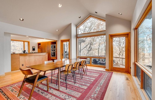 Chestnut Springs Cabina | Hot Tub & Views | Mid Century Modern Wonder