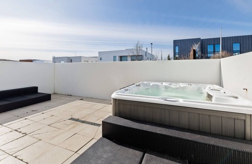 Garðabær Casa | Hot Tub Villa in the Suburbs