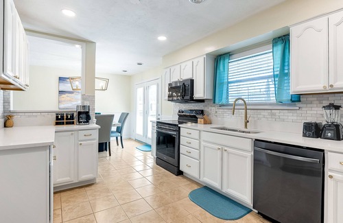 Bayview Casa | Hot Tub + Walk to Beach! Fully Updated!