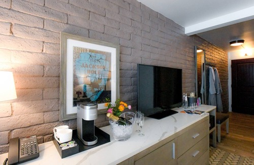 Jackson Apartamento | Hot Tub. Western Suite with Balcony!